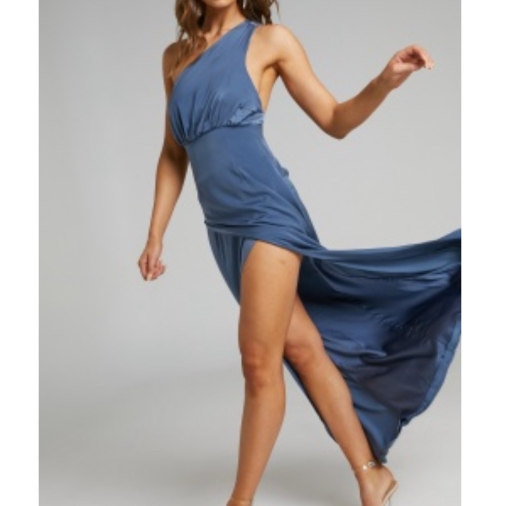 NWT Showpo one shoulder strappy back prom/bridesmaid/evening gown size 4